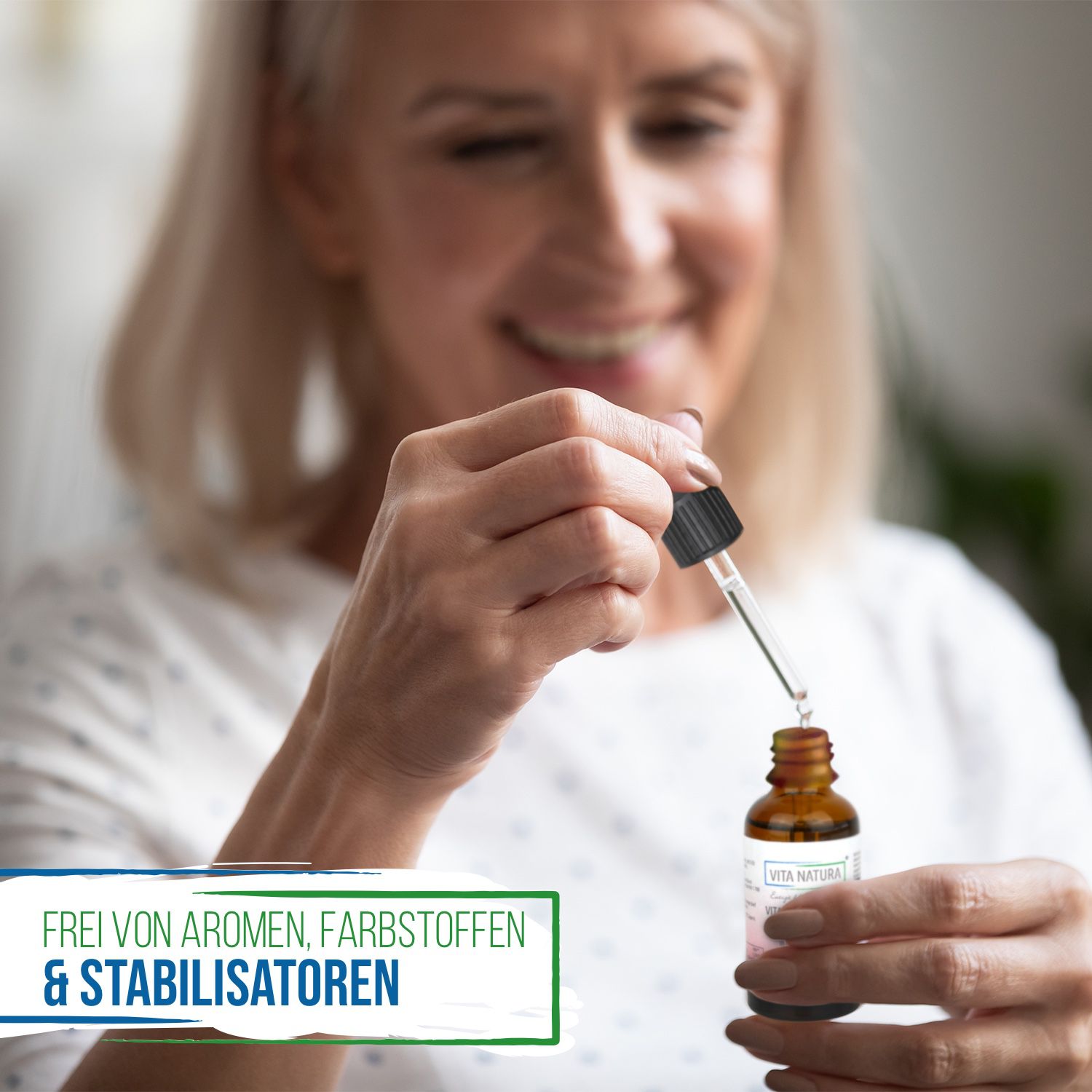 Vitamin D3 Eine Frau entnimmt dem Fläschchen mit der Pipette Tropfen Vitamin D3
