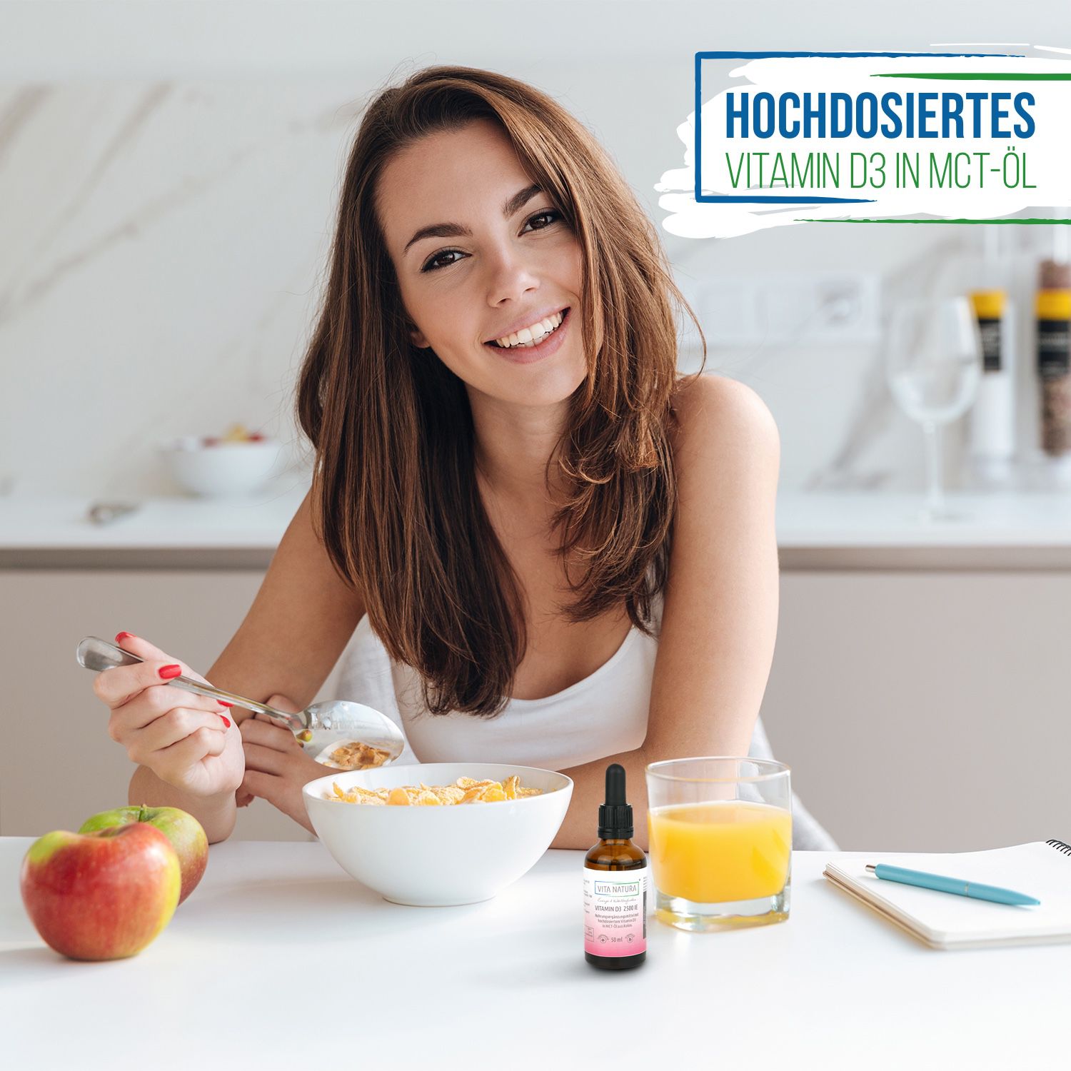 Vitamin D3 Eine junge Frau isst Müsli. Vir ihr steht ein Fläschchen Vitamin D3