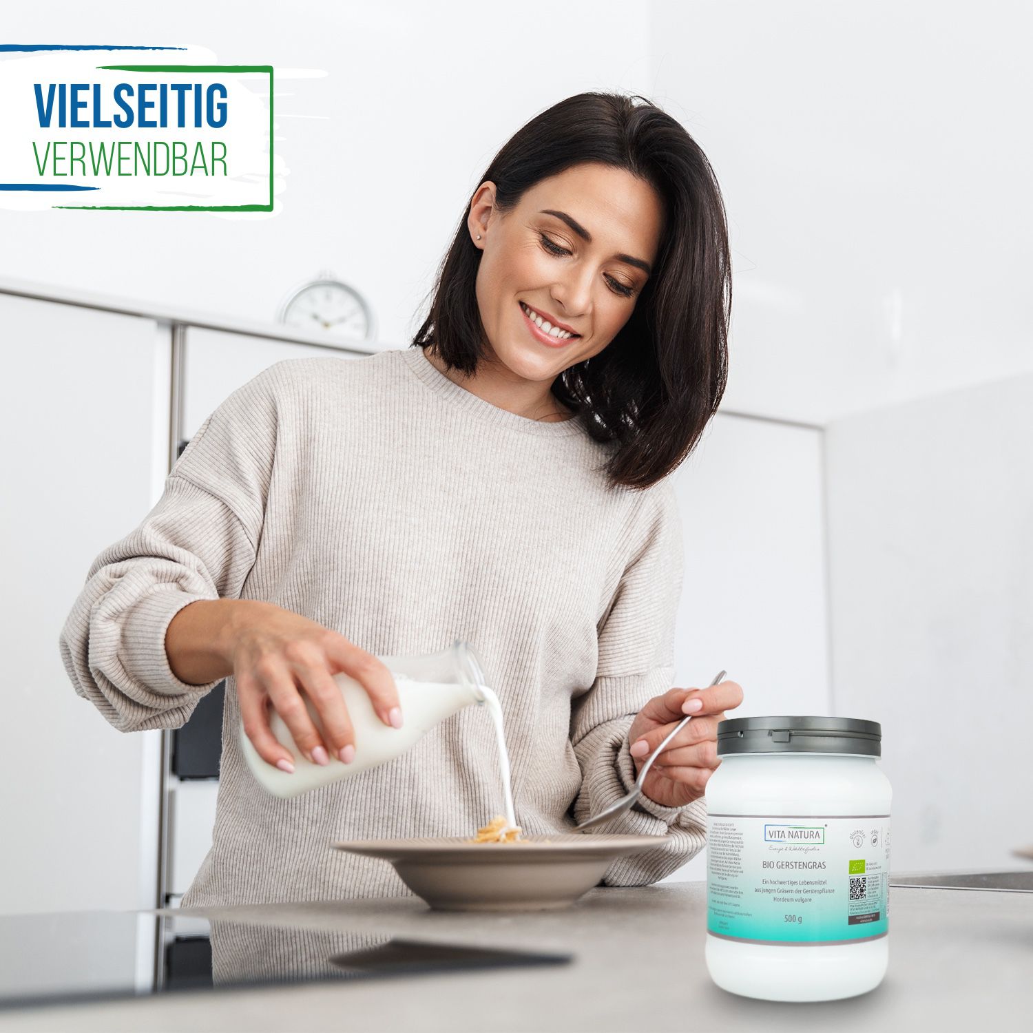 Gerstengraspulver Eine Frau gießt Milch auf einen Teller mit Müsli. Davor steht eine Dose Gerstengraspulver