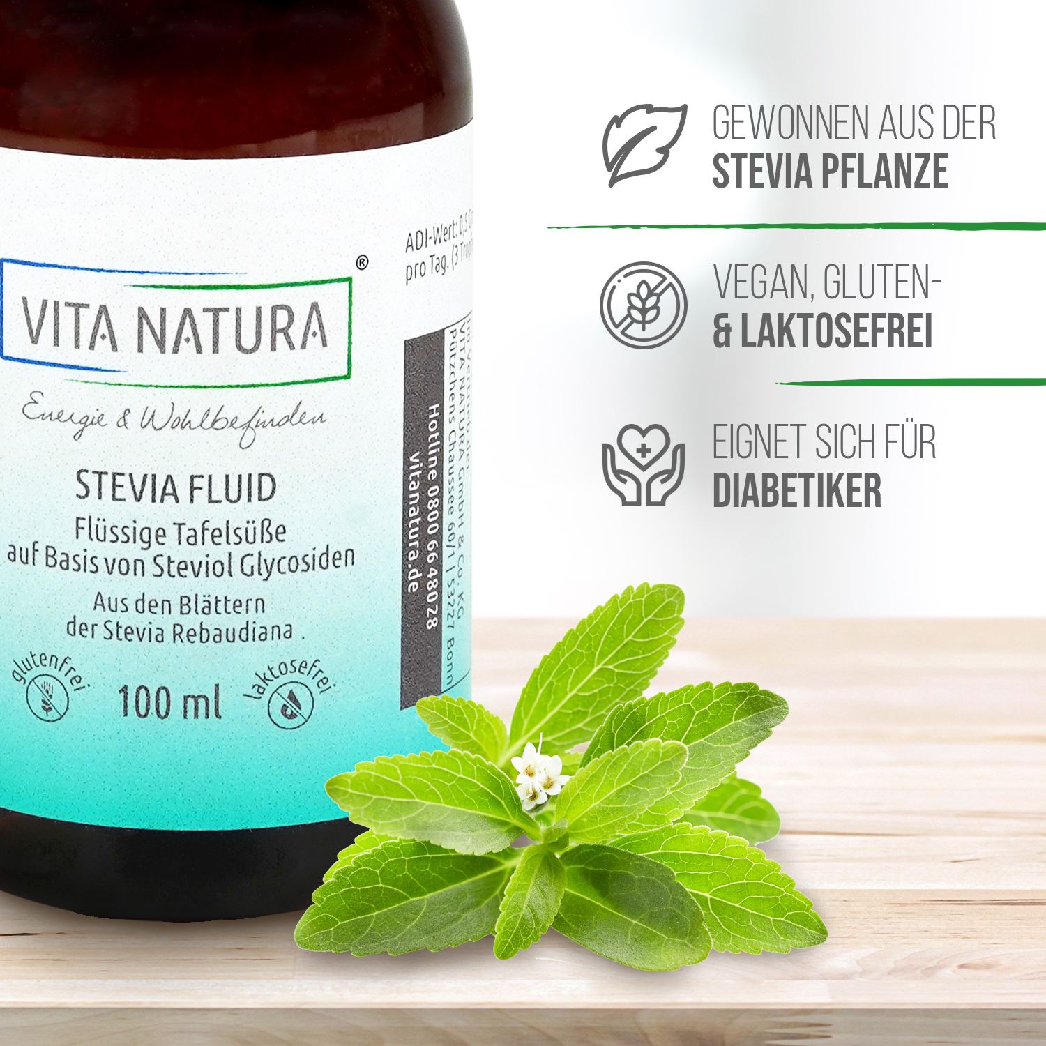 Stevia Fluid Ein Fläschchen Stevia Fluid auf einer Holzplatte, davor einige Blätter der Stevia Pflanze