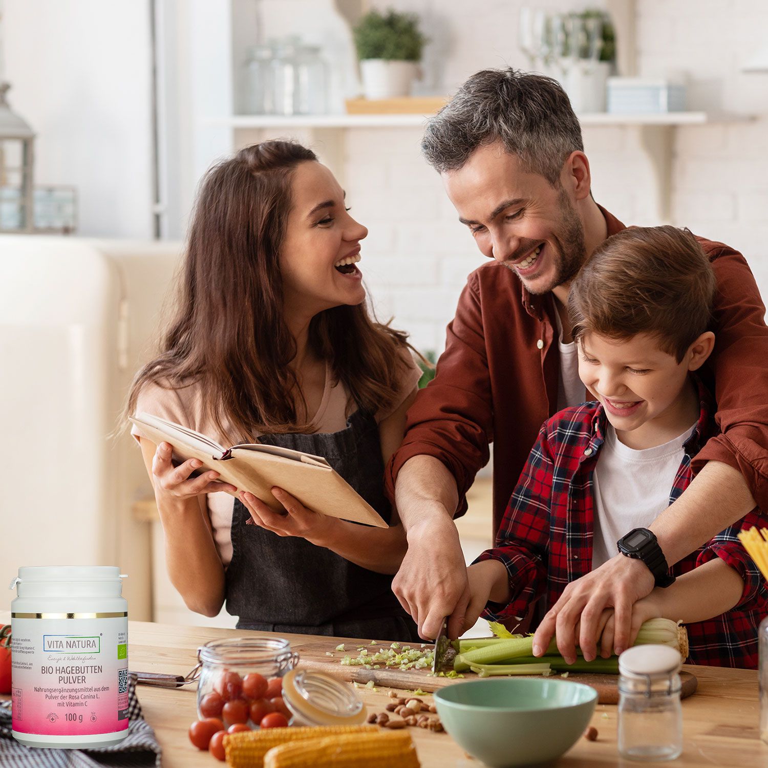 Eine Familie beim Kochen. Im Vordergrund eine Dose Hagebuttenpulver