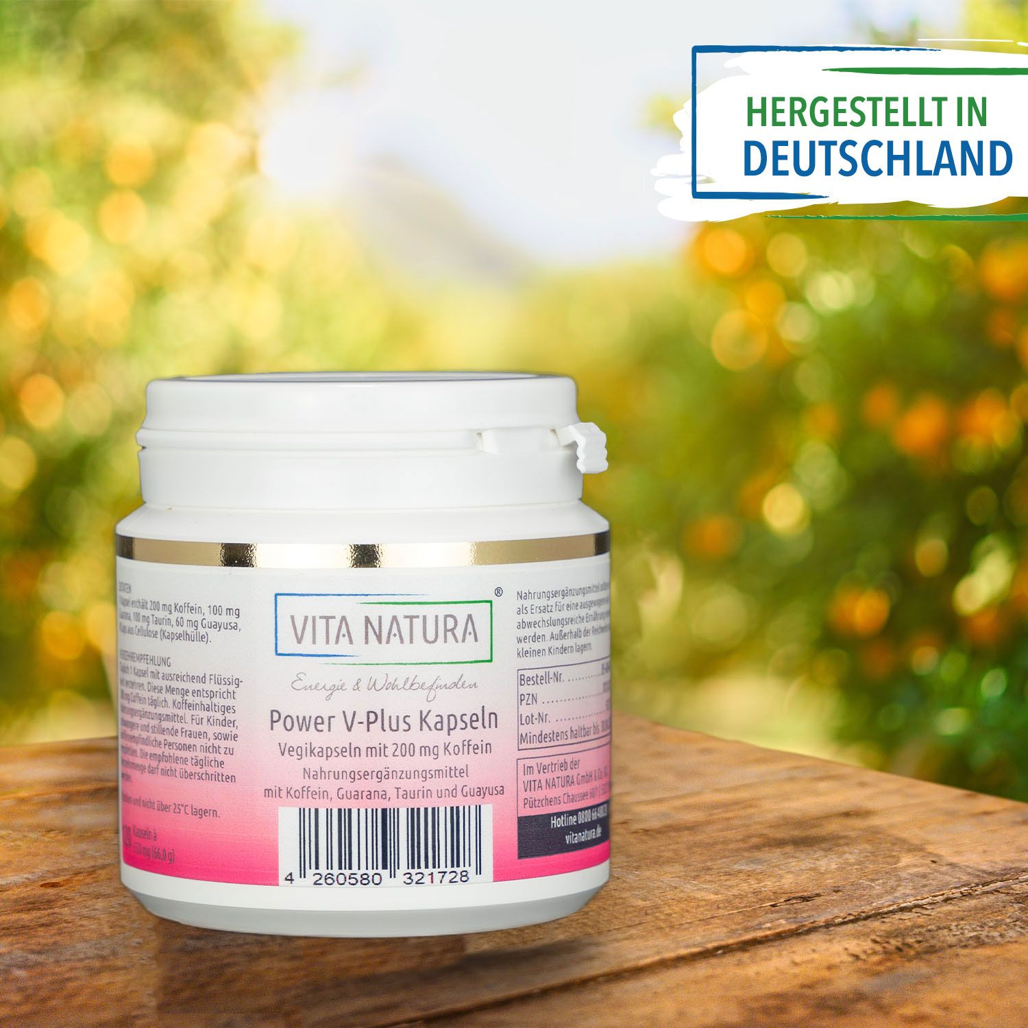 Dose mit Power V-Plus auf einem Holztisch mit Natur im Hintergrund Dose mit Power V-Plus auf einem Holztisch mit Natur im Hintergrund