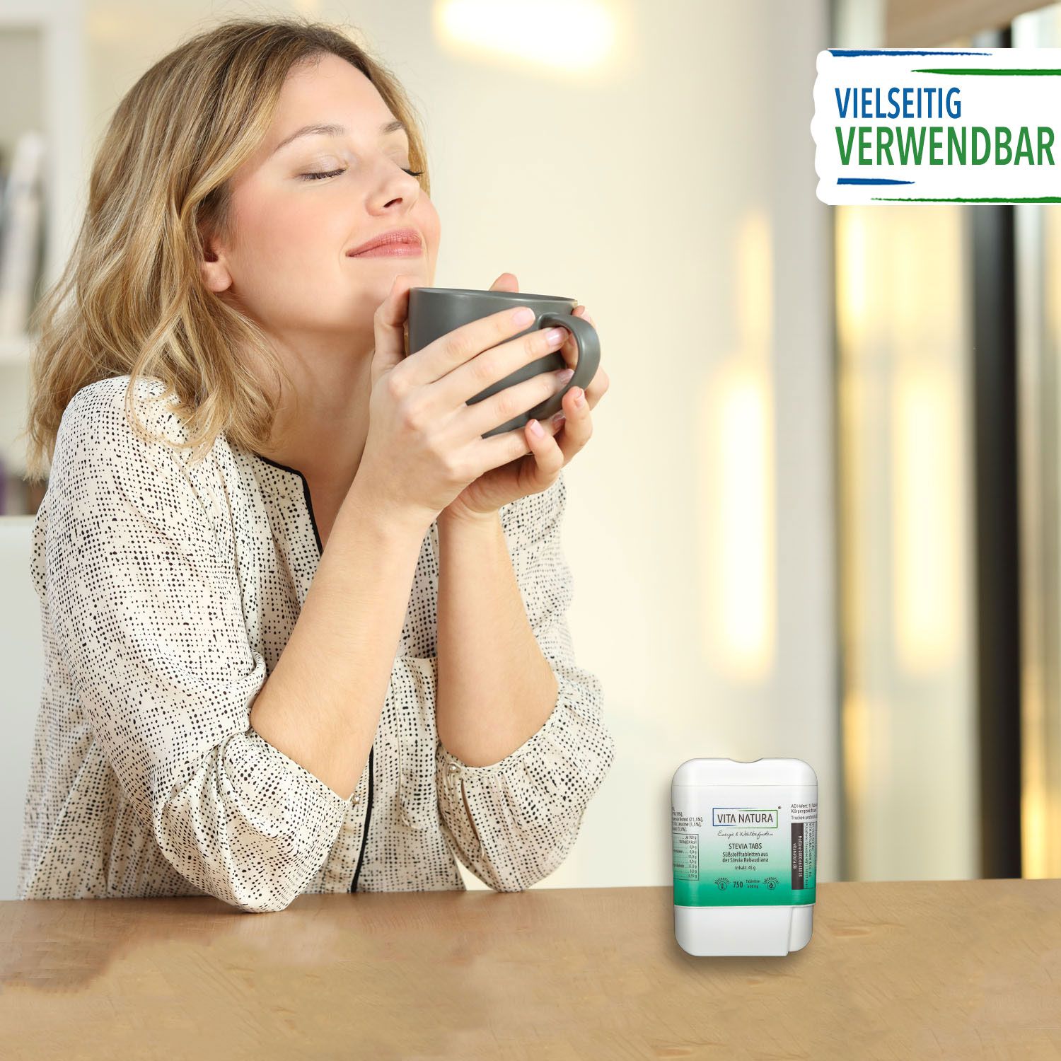 Stevia Tabs Eine Frau trinkt Tee. Vor ihr steht eine Dose Stevia Tabs