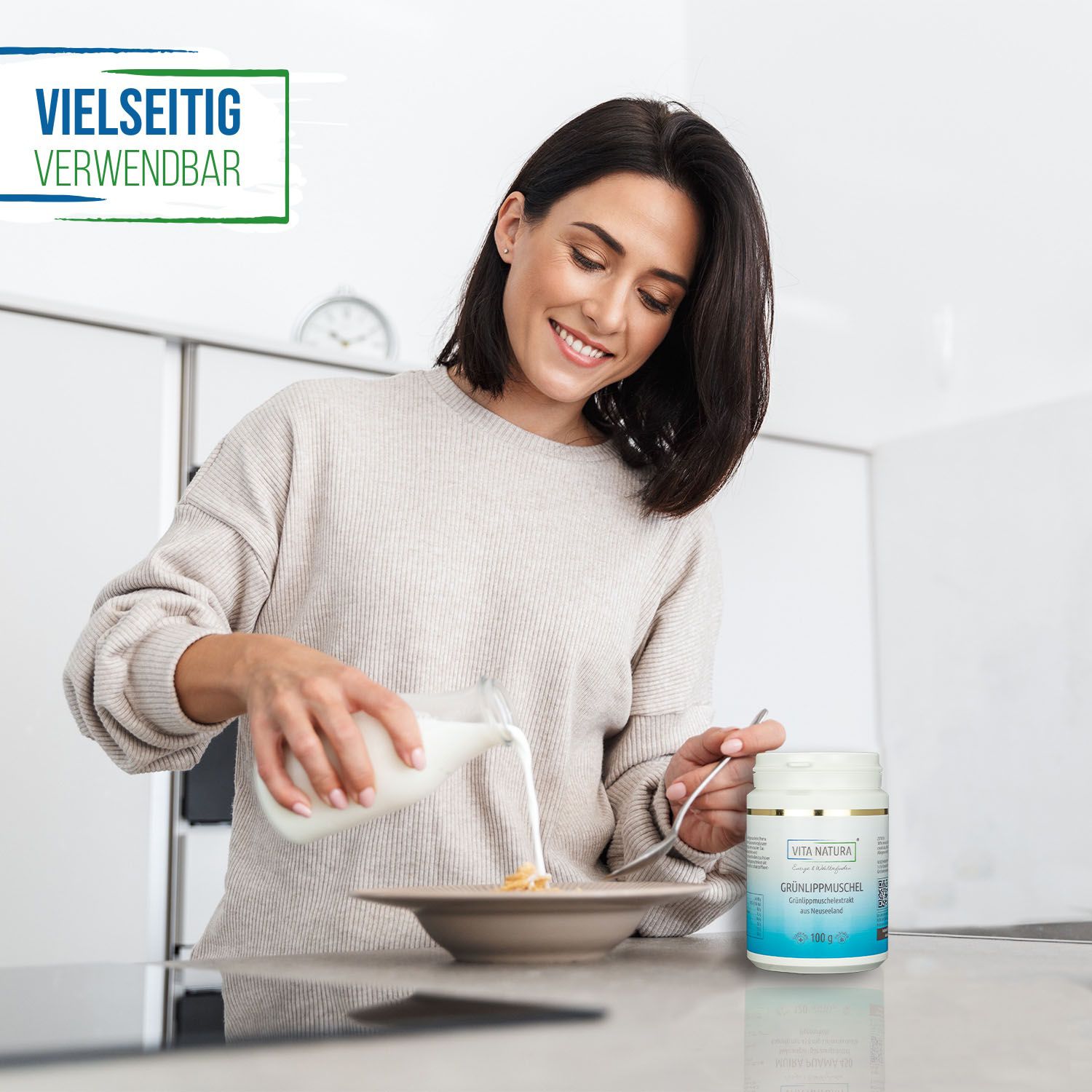 Grünlippmuschelextraktpulver Eine Frau gießt Milch auf einen Teller mit Müsli. Davor steht eine Dose Grünlippmuschelextraktpulver