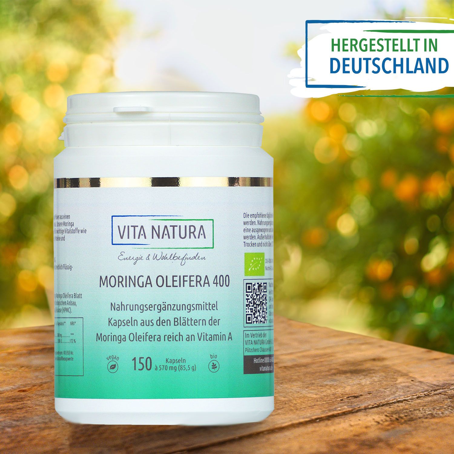 Moringa Oleifera Eine Dose Moringa Oleifera auf einer Holzplatte mit Natur im Hintergrund