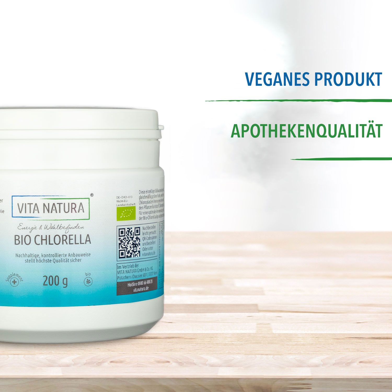 Chlorella Pulver Eine Dose Chlorella Pulver auf einer Holzplatte