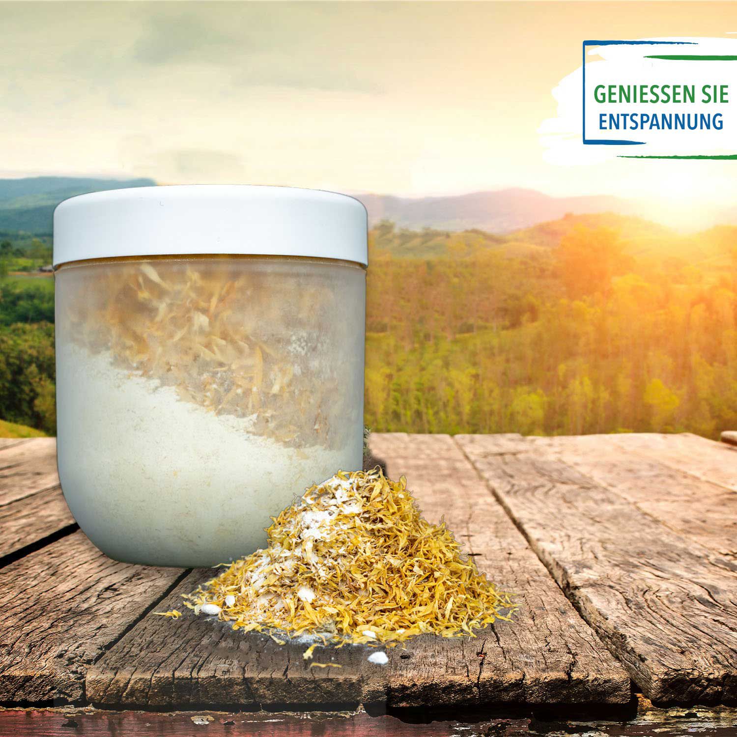 Dose mit Basenbad auf einem Holztisch mit Natur im Hintergrund Dose mit Basenbad auf einem Holztisch mit Natur im Hintergrund