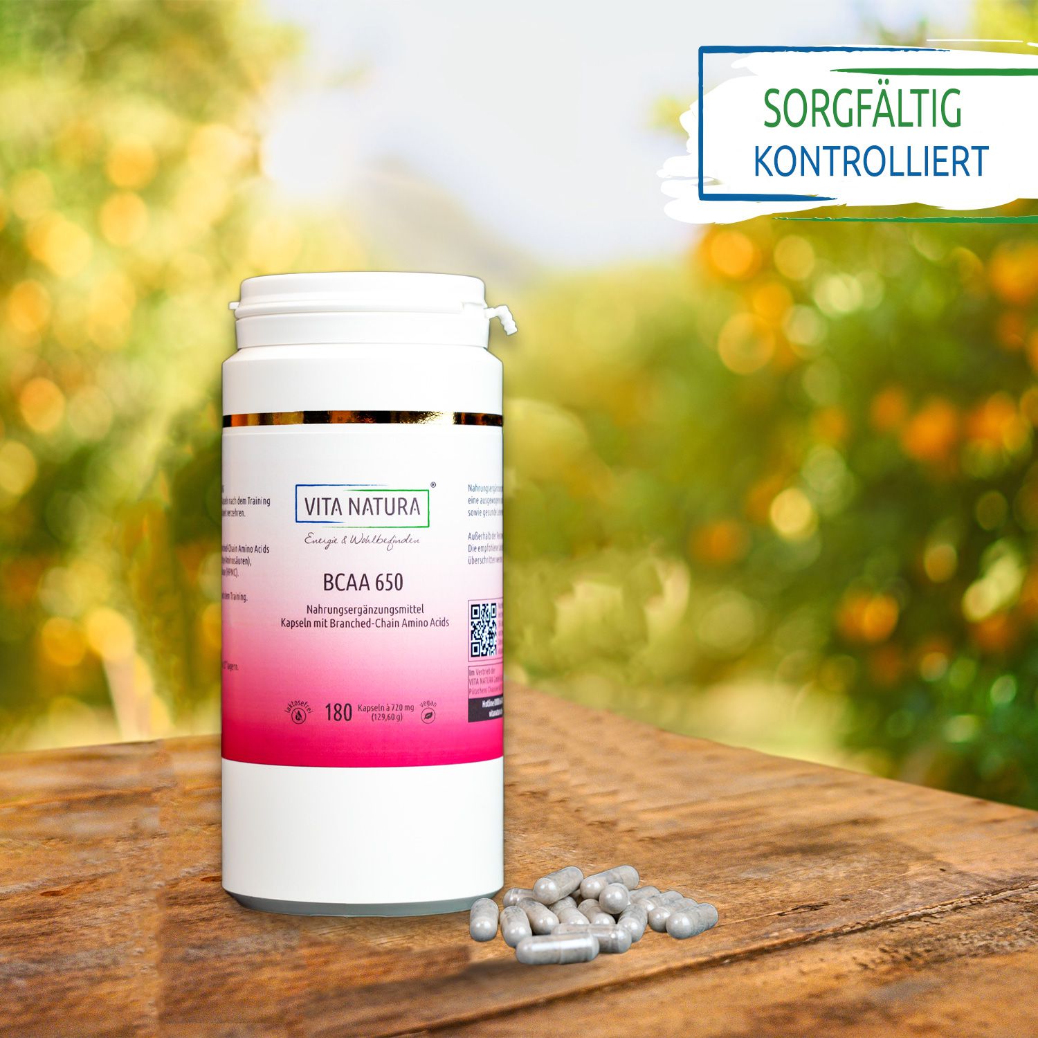 Bild von der Dose BCAA auf einer Holzplatte mit Natur im Hintergrund und einigen Kapseln auf dem Holz Bild von der Dose BCAA auf einer Holzplatte mit Natur im Hintergrund und einigen Kapseln auf dem Holz