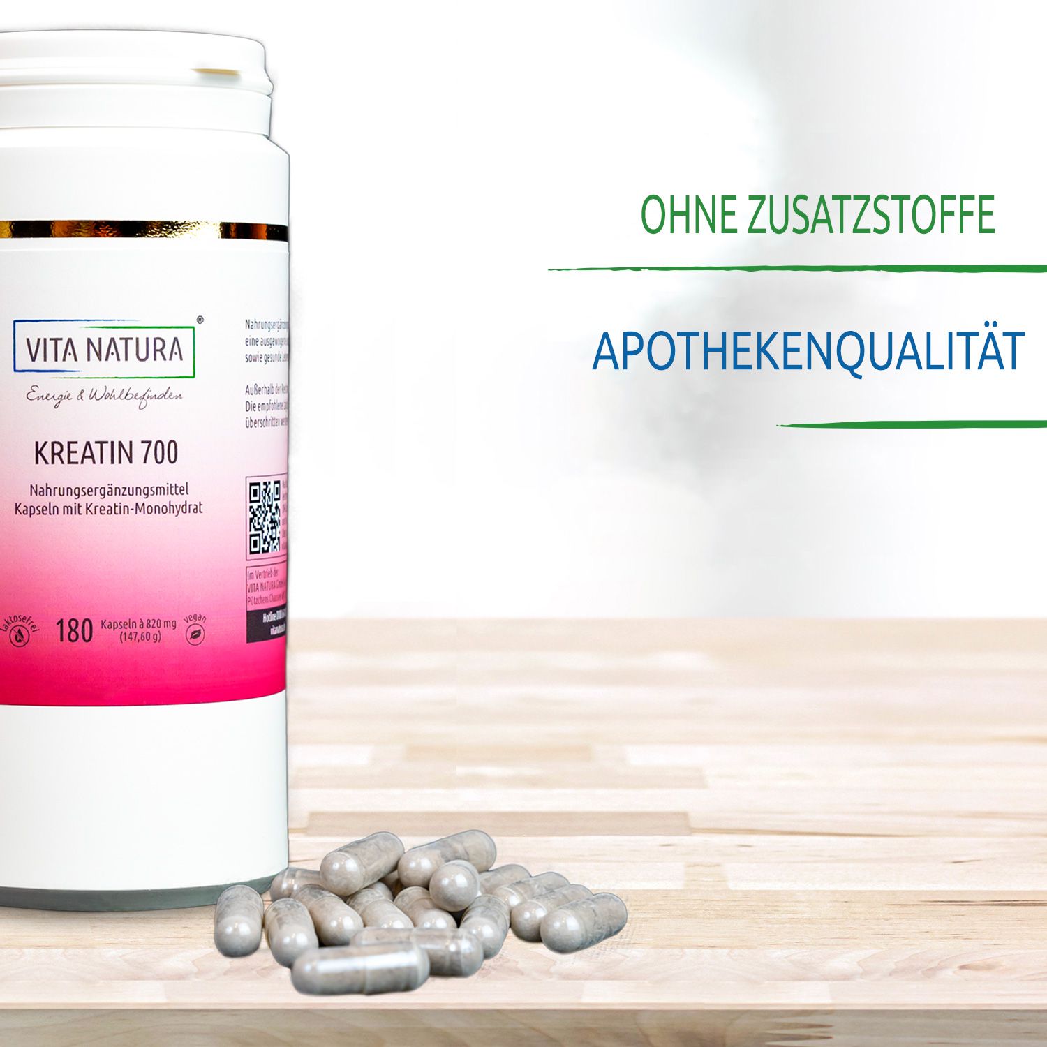 Bild von der Dose Kreatin auf einer Holzplatte und davor liegen einige Kapseln Bild von der Dose Kreatin auf einer Holzplatte und davor liegen einige Kapseln